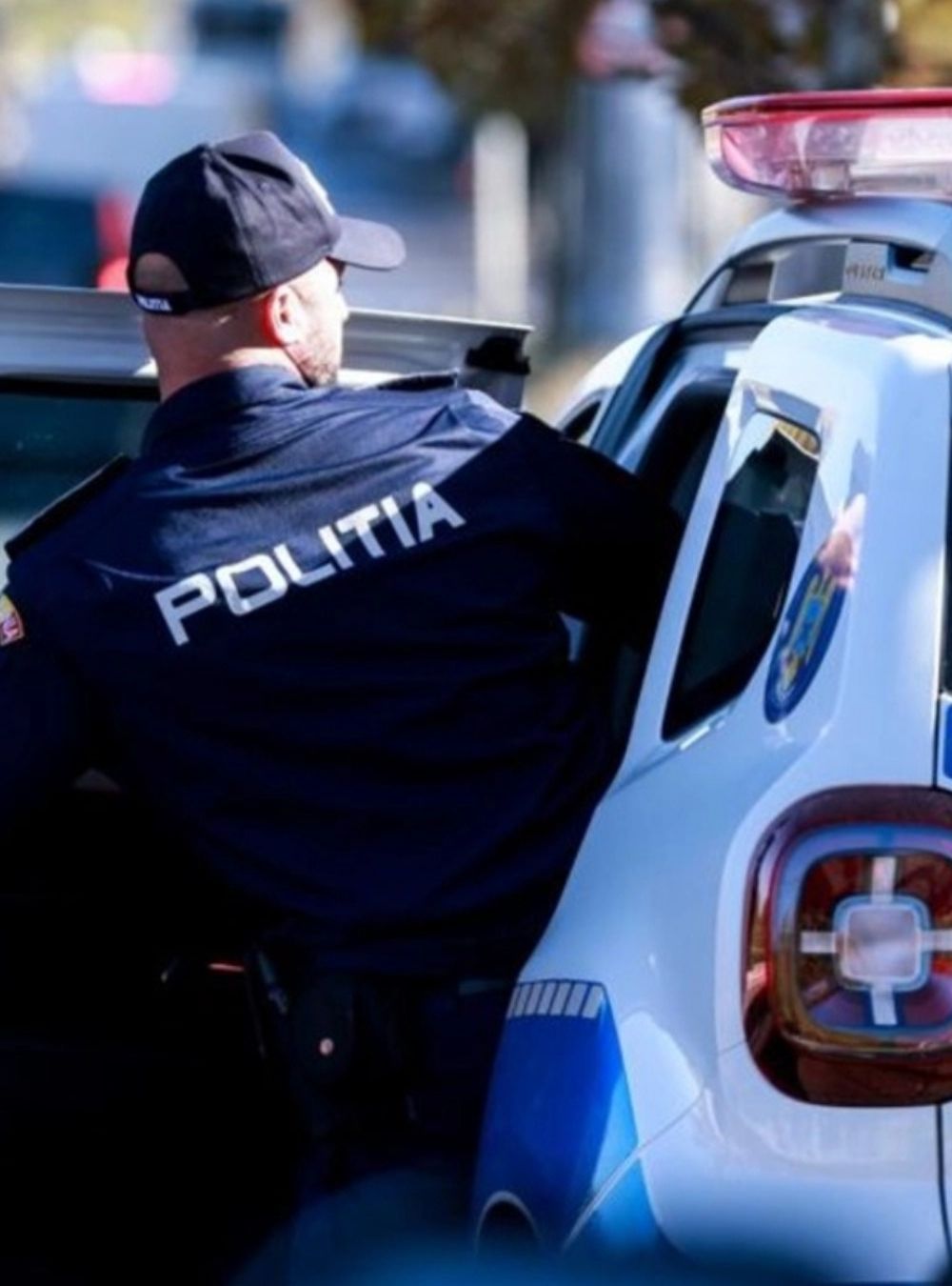 Patroana unui cunoscut restaurant, reținută de polițiștii Capitalei: zeci de oameni ar fi fost înșelați cu vacanțe fictive